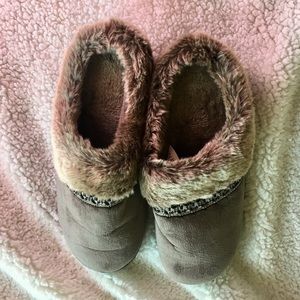 ❗️3/$39 Isotoner Slippers Brown Faux Fur Size 9-10